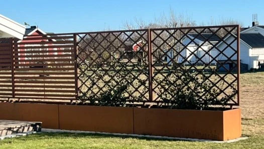 Ni har väl inte missat corten-trenden? 🔥 Cortenstål är inte bara underhållsfritt, det ger också en rustik och modern touch till din trädgård eller uteplats. Perfekt för båda små och stora projekt!