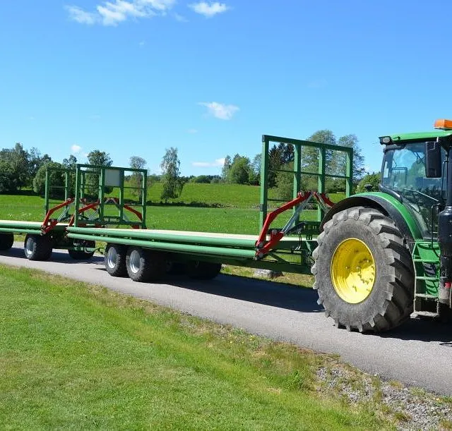 storbalsvagn och storbalskärra med lastsäkring dragen av en traktor dalums mekaniska